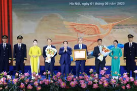 越南政府总理范明政向越南航空公司授予政府总理奖状。图自越通社