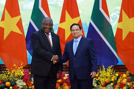 越南政府总理范明政会见南非总统马塔梅拉·西里尔·拉马福萨。图自越通社