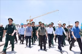 范明政总理视察新丰洲大桥跨施工进度。图自越通社