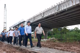 越南政府总理范明政督促九龙江三角洲地区高速公路项目施工进度。图自越通社