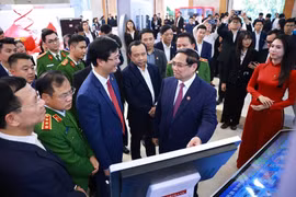 范明政总理参观会议期间举行的科技创新展。图自越通社