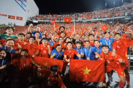 越南U22国家队队员们欢庆胜利。图自越通社