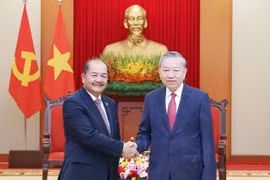 越共中央总书记苏林会见老挝政府副总理吉乔·凯坎匹吞。图自越通社