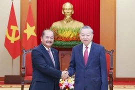 越共中央总书记苏林会见老挝政府副总理吉乔·凯坎匹吞。图自越通社