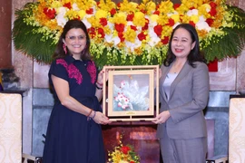 越南国家副主席武氏映春向厄瓜多尔副总统赠送纪念品。图自越通社