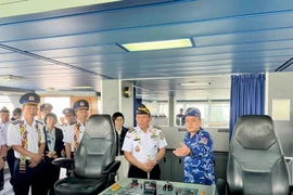 越南海警代表团代表向印方介绍海警8001号舰。图自越通社