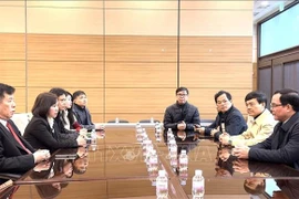 越南劳动总联合会代表团访问越南驻韩国大使馆。图自越通社