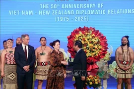 胡志明市人民委员会主席阮文得祝贺新西兰驻胡志明市总领事斯科特·詹姆斯。图自越通社