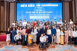 出席研讨会的代表合影。图自越通社