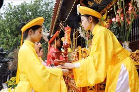 富寿省夏和县贤良乡欧姬母庙庙会。图自越通社