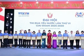 越通社社长向取得优异成绩的个人颁发奖状。图自越通社