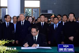 政府总理范明政在吊唁簿上题词。图自越通社