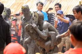 嘉莱族独特的“泥鬼”装扮仪式。图自越南之声