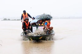 面对庆和省严峻的洪涝灾情，越南海军部队已紧急调动专用舰艇编队，投入受灾区域的民众救援支援工作。图自越通社