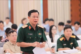 越南人民军总政治局宣训局副局长宋文青少将发言。图自越通社