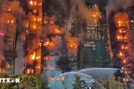 香港大埔区居民楼火灾事故现场。图自越通社