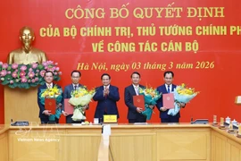 范明政总理向4位部委和机关领导颁发调动和任命决定书。图自越通社