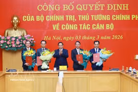 范明政总理向4位部委和机关领导颁发调动和任命决定书。图自越通社