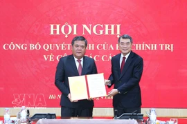 中央组织部部长黎明兴向越共中央委员、庆和省委副书记、省人民委员会主席陈峰颁发中央政治局的任命决定书。图自越通社