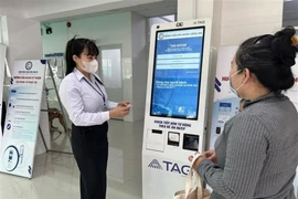 西宁省医疗卫生部门推广生物识别自助登记亭。图自越通社