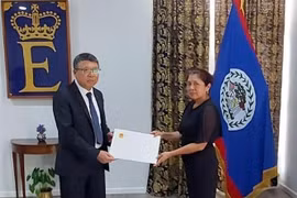 越南驻墨西哥大使兼驻伯利兹大使阮文海向伯利兹总督芙罗拉·查拉姆递交了国家主席梁强的国书。越通社