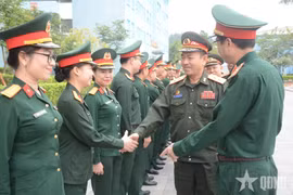 老挝人民军副总参谋长万通•布塔冯中将率团访问越南国防部维和局。图自人民军队报