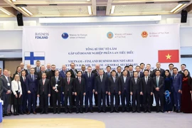 双方代表合影。图自越通社