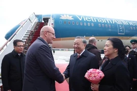 俄罗斯联邦副总理德米特里·切尔内申科来到机场为苏林总书记一行送行。图自越通社
