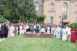 与会代表合影。图自越通社