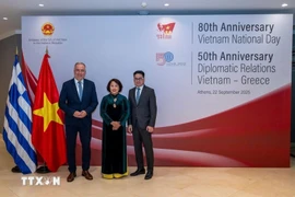 越南驻希腊大使范氏秋香与希腊发展部副部长、前希腊国会希越友好议员小组主席斯塔夫罗斯·卡拉法蒂斯。图自越通社