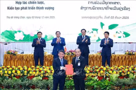 范明政总理与宋赛·西潘敦总理共同见证两国企业合作文件的签署及交换仪式。图自越通社