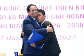越南政府总理范明政向8月1日凌晨在奠边省沙荣乡亨普西村发生的山洪和泥石流灾难中成功拯救90名村民的村长穆阿·提（Mùa A Thi）给予支持与激励。图自越通社