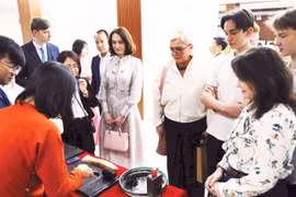 外国游客正在体验木版印刷技术。图自越南人民报