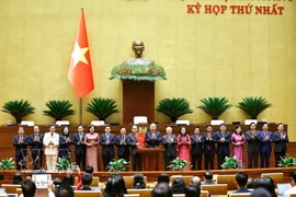 越共中央总书记苏林向国会主席陈青敏、国会副主席及国会常务委员会委员敬献鲜花，表示祝贺。图自越通社