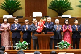 越共中央总书记苏林向第十六届国会主席陈青敏赠送鲜花表示祝贺。图自越通社