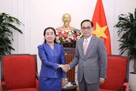 越南外交部长黎怀忠会见柬埔寨新任驻越大使索帕拉特。图自外交部