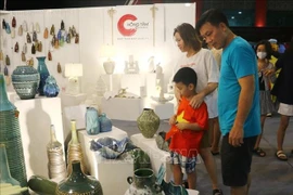 游客参观同奈省陶瓷节。图自越通社