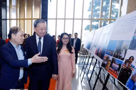 越共中央总书记苏林与党和国家领导人及与会代表一同参观了摄影展。图自越通社
