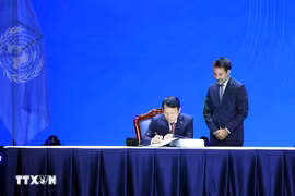 越南公安部长梁三光签署《联合国打击网络犯罪公约》（《河内公约》）。图自越通社