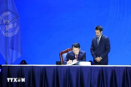 越南公安部长梁三光签署《联合国打击网络犯罪公约》(《河内公约》)。图自越通社