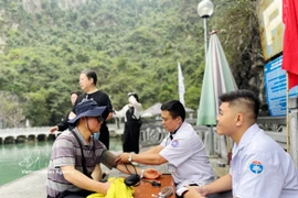 广宁省在遗产海湾部署常驻医疗队。图自越通社