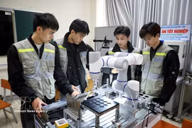 在北江省越韩科技学院进行微控制器编程实习的学生。图自越通社
