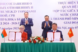 河内市与明斯克市友好合作协议行动计划签字仪式。图自越通社