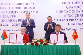 河内市与明斯克市友好合作协议行动计划签字仪式。图自越通社