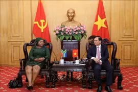 越南胡志明国家政治学院副院长杨忠意会见了正在对越南进行工作访问的非洲人国民大会副秘书长莫库亚尼。图自越通社