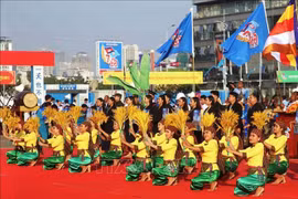 柬埔寨人民党于1月7日上午在首都金边隆重举行纪念推翻波尔布特种族灭绝制度46周年（1979.1.7-2015.1.7）庆典。图自越通社