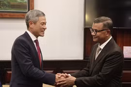 越南驻柬埔寨大使阮明宇礼节性拜会柬埔寨人民党中央委员会常务委员、副首相兼教育青年与体育部大臣韩春纳洛。图自越通社