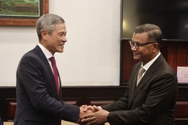 越南驻柬埔寨大使阮明宇礼节性拜会柬埔寨人民党中央委员会常务委员、副首相兼教育青年与体育部大臣韩春纳洛。图自越通社