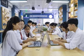 老街省安沛坊阮惠高中的学生们在STEM实验室里兴致勃勃地学习。图自越通社