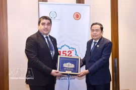 越南国会主席陈青敏向格鲁吉亚议会议长沙尔瓦·帕普阿什维利赠送纪念品。图自越通社